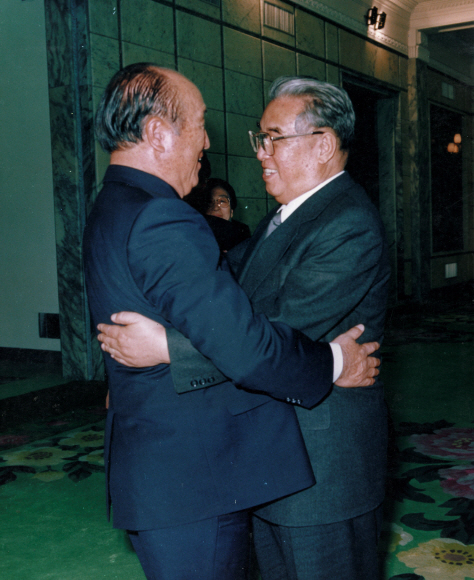 1991년 12월 평양을 방문한 문 총재가 김일성 주석과 만나 포옹을 하고 있다.