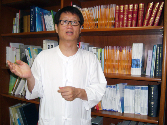 1999년부터 지하철과 철도역에 잔잔한 울림을 전하는 게시판 ‘풍경소리’를 운영해 온 이용성 사무총장. 평화로운 공존의 바탕은 나눔과 공유라고 말한다.