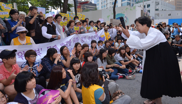 일본인 연극단체 “위안부 문제 해결을” 5일 오후 서울 종로구 중학동 일본대사관 앞에서 정기 수요집회에 참가한 ‘극단 수요일’의 일본인 단원이 위안부 문제 해결 촉구 퍼포먼스를 한 뒤 피해자 김복동(왼쪽 모자·선글라스 착용한 이)할머니에게 인사를 하고 있다. 극단 수요일은 재일조선인 차별과 위안부 문제 등을 연극으로 다루는 일본인 단체다. 박지환기자 popocar@seoul.co.kr