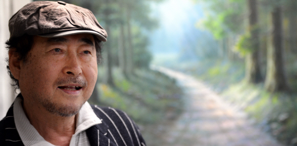 지난 4일 오전 서울 방배동 백석대학교 연구실에서 만난 테너 박인수 교수가 오는 10일 열릴 데뷔 50주년 기념공연에 대해 설명하면서 자신이 걸어온 음악인생을 회고하고 있다. 이언탁기자 utl@seoul.co.kr