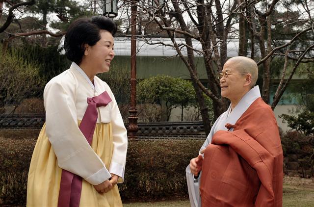 성철 스님의 친딸인 불필 스님(오른쪽)이 회고록을 펴내 화제다. 사진은 지난 2009년 청와대에 초청돼 이명박 대통령 부인 김윤옥 여사와 이야기를 나누는 모습.  서울신문 포토라이브러리