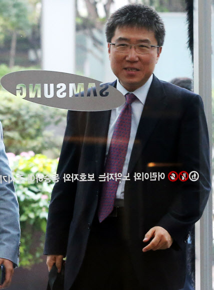 장하준 케임브리지대학 교수가 19일 삼성 사장단 강연을 위해 서울 서초동 삼성전자 사옥으로 들어서고 있다. 연합뉴스