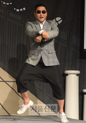 가수 싸이가 말춤을 추며 퇴장하는 모습