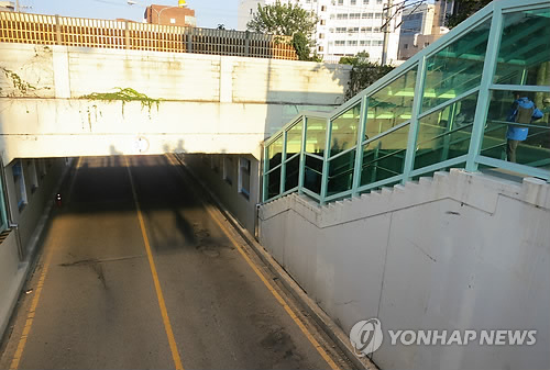 1일 낮 12시 10분께 경북 칠곡군 왜관읍 왜관시장 지하도에서 지적장애 2급 윤모(34)씨가 흉기를 휘둘러 지나가던 여성 신모(21)씨가 그 자리에서 숨졌다. 연합뉴스