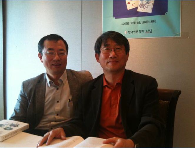 ‘정치적 소통과 SNS’를 펴낸 윤영철(오른쪽) 한국언론학회 회장과 윤석민 서울대 교수.   