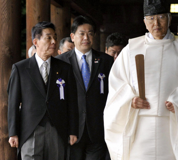 하타 유이치로(羽田雄一郞) 일본 국토교통상과 시모지 미키오(下地幹郞) 우정민영화 담당상이 18일 오전 일본의 침략 전쟁 찬양 시설인 야스쿠니(靖國) 신사를 참배했다. 사진은 야스쿠니신사에 간 하타 국토교통상(가운데). 왼쪽은 초당파 의원연맹 ‘다함께 야스쿠니신사에 참배하는 국회의원 모임’ 회장인 고가 마코토(古賀誠) 자민당 전 간사장. 연합뉴스