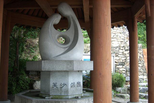 선바위를 향하는 길에 재현한 부사샘의 모습.