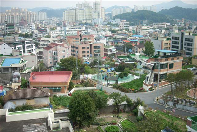 부사샘 앞에서 내려다본 사득로 전경.