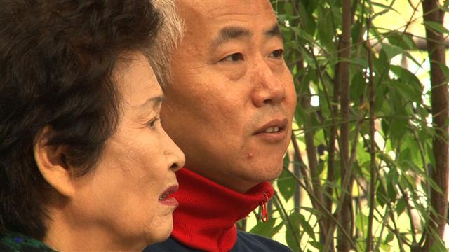 겉모습보다는 그 안에 살 사람을 먼저 생각하는 건축가 김원철(오른쪽)에게는 어머니 장윤자(왼쪽)씨의 가르침이 있었다. EBS 제공