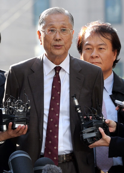 질문에 답하는 이상은 이명박 대통령의 큰형인 이상은 다스 회장이 내곡동 사저 부지 의혹과 관련 조사를 위해 1일 오전 서울 서초구 이광범 특검 사무실로 들어가며 취재진의 질문에 답하고 있다. 연합뉴스