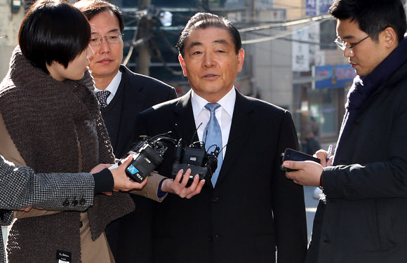 내곡동 사저 및 경호시설 부지 매입을 주도한 김인종 전 청와대 경호처장이 2일 오전 서울 서초동 특검 사무실로 출석하고 있다. 김 전 처장은 내곡동 부지를 매입하는 과정에서 시형씨가 부담해야 할 사저 터 매입비용의 일부를 경호처가 떠안도록 해 국가에 손해를 끼친 혐의를 받고 있다. 연합뉴스