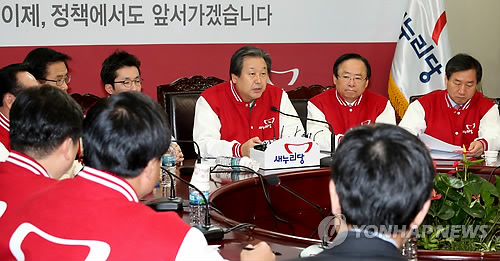 김무성, 여성지도자론 강조 새누리당 김무성 총괄선대본부장이 2일 여의도 당사에서 열린 중앙선대위회의에서 여성지도자론을 강조하고 있다.