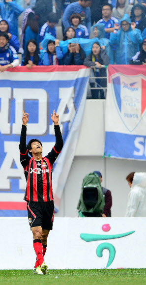 정조국(서울)이 4일 서울월드컵경기장에서 열린 수원과의 프로축구 K리그 38라운드 후반 40분 동점골을 터뜨린 뒤 세리머니를 하고 있다. 그의 동점골로 1-1로 비긴 서울은 수원전 7연패의 늪에서 탈출했다. 홍승한기자 hongsfilm@sportsseoul.com