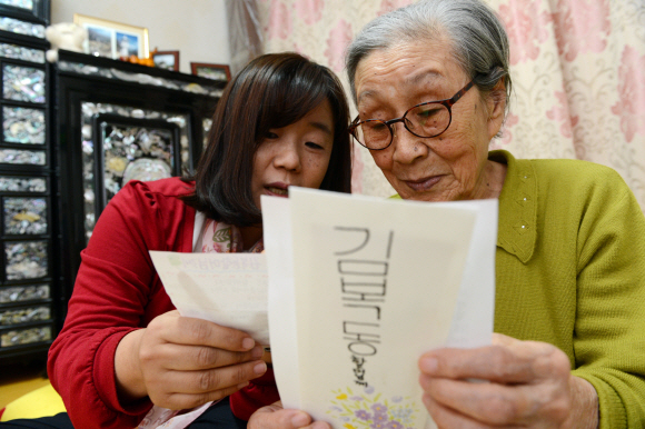 일본군 위안부 피해자인 김복동 할머니가 5일 일본 오사카 조선초급학교 어린이들이 보내온 편지를 흐뭇한 표정으로 읽어 내려가고 있다. 왼쪽은 윤미향 정신대문제대책협의회 대표. 도준석기자 pado@seoul.co.kr