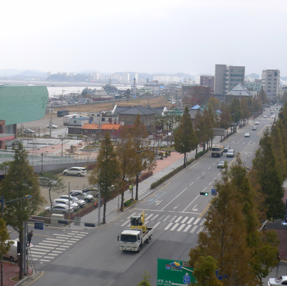 일제 강점기 번화했던 해망로를 트럭과 승용차들이 질주하고 있다. 동서로 뻗은 도로를 따라 옛 조선은행 군산지점 등 이정표적인 건물들과 역사의 기억들이 모여 있는 이곳이 근대문화 중심지로 기지개를 켜고 있다.