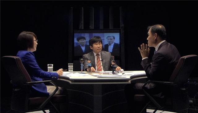 7개월간 진행된 교장 변신 프로젝트 ‘교장 선생님 뭐하세요?’에 참여한 초등학교 3곳의 교장들이 서로의 배울 점을 찾는 셀프 코칭을 진행하고 있다. EBS 제공