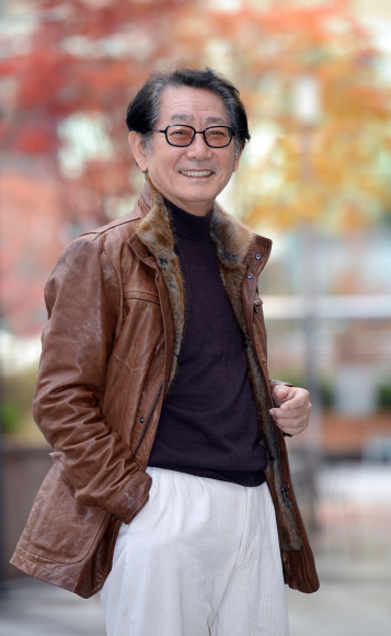 지난 19일 경기 고양시 일산의 한 커피숍에서 만난 전무송씨가 연기 인생 50년을 회고하면서 활짝 웃고 있다. 도준석기자 pado@seoul.co.kr