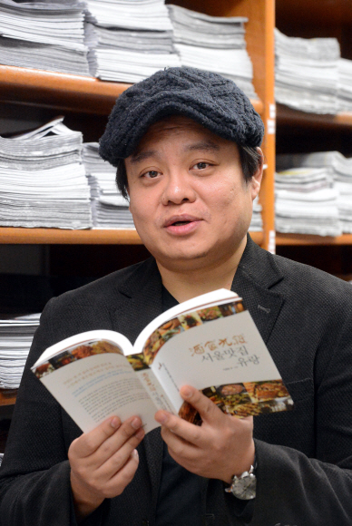 　몸피는 큰데 꼼꼼하고 낭만적인 구석이 많은 이영승(38)씨가 서울신문 DB실에서 자신의 책을 들춰보고 있다. 약간 생뚱맞은 얘기를 했다. 음식도 알고 술맛도 아는 이가 대통령 됐으면 좋겠다고. 　이종원기자 jongwon@seoul.co.kr  