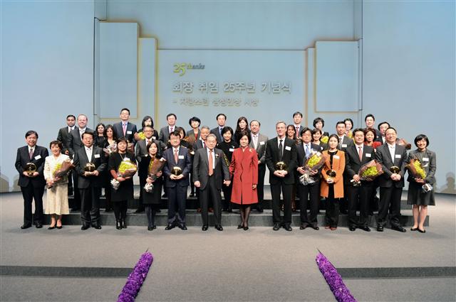 30일 서울 중구 순화동 호암아트홀에서 열린 이건희 삼성전자 회장 취임 25주년 기념식에서 이건희(앞줄 왼쪽 다섯 번째) 회장과 부인 홍라희(여섯 번째) 리움 관장이 ‘2012 자랑스러운 삼성인상’ 수상자 가족들과 기념 촬영을 하고 있다. 삼성그룹 제공