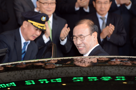 떠나는 한총장 “檢, 오만불손함 버려야” 일련의 검찰 파문에 책임을 지고 물러난 한상대 검찰총장이 3일 오후 서울 서초구 서초동 대검찰청에서 퇴임식을 가진 뒤 떠나는 차에 오르고 있다. 도준석기자 pado@seoul.co.kr