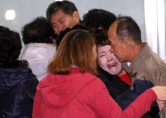 5일 부산 김해국제공항에 도착한 제미니호 선장 박현열(맨 오른쪽)씨와 기관장 김형언(가운데)씨 가족들이 서로 끌어안고 상봉의 기쁨을 나누고 있다. 부산 연합뉴스