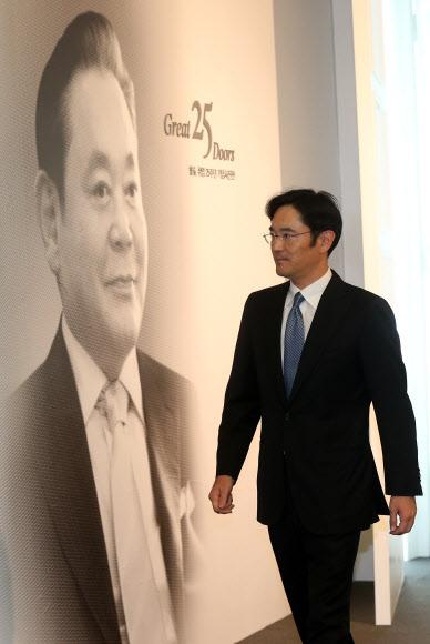 이재용 삼성전자 부회장이 지난달 30일 서울 중구 순화동 호암아트홀에서 열린 이건희 회장 취임 25주년 기념식을 마치고 식장을 나서고 있다. 연합뉴스