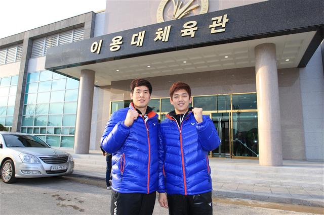 한국 배드민턴 남자 복식의 새 간판 이용대(오른쪽)-고성현이 6일 그랑프리골드 선수권대회가 열리고 있는 전남 화순 이용대체육관 앞에서 파이팅을 다짐하고 있다.