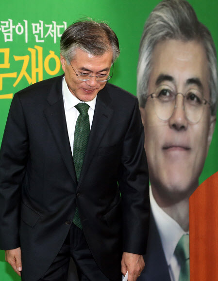 문재인 민주통합당 대선 후보가 19일 서울 영등포 당사에서 18대 대통령 선거 패배를 인정하는 기자회견을 마친 뒤 고개를 숙여 인사하고 있다. 연합뉴스