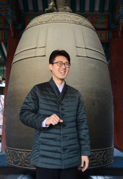 지난 21일 서울 종로구 보신각에서 만난 종지기 신철민씨가 제야의 타종행사 준비에 대해 설명하다가 활짝 웃으며 잠시 자세를 취했다. 도준석 기자 pado@seoul.co.kr
