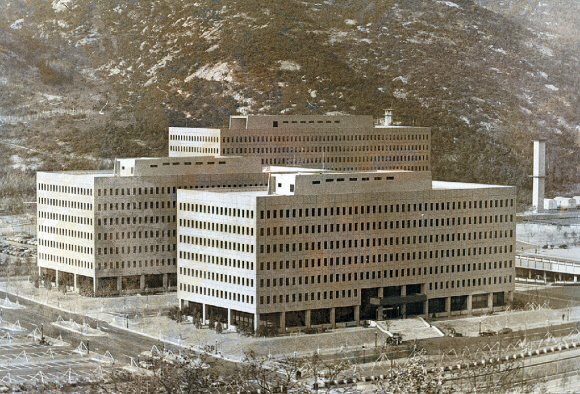 1983년 건설부와 농수산부가, 1986년 재무부와 상공부·경제기획원 등이 입주하면서 과천청사(왼쪽) 시대가 열렸다. 서울신문 포토라이브러리