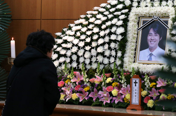 故최진실 前남편 조성민 자살…엄마, 외삼촌 이어 아빠마저… 서울 강남구 도곡동의 한 아파트에서 숨진 채 발견된 고(故) 최진실씨의 전 남편 조성민씨의 빈소가 6일 오후 서울 성북구 안암동 고려대병원 장례식장에 마련됐다. 연합뉴스