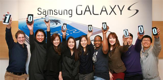 14일 삼성전자 수원사업장에서 직원들이 갤럭시S 시리즈 1억대 판매 돌파를 기념하기 위해 스마트폰 화면에 1억(100000000)을 상징하는 숫자를 선보이고 있다. 삼성전자 제공
