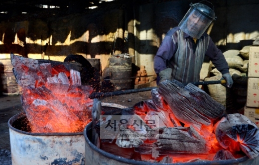 최고 1300도의 고온에서 일주일간 달궈진 가마 밑을 열고 산소를 넣으면서 숯을 꺼내어 식히면 비로소 질 좋은 백탄(白炭)이 만들어지는 것이다.