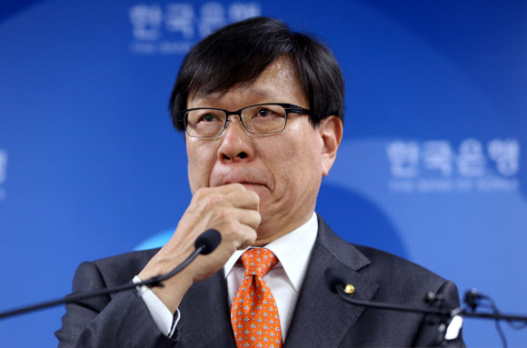 24일 서울 중구 한국은행에서 김영배 경제통계국장이 2012년 4분기 및 연간 국내총생산에 대해 발표하며 굳은 표정을 짓고 있다. 연합뉴스