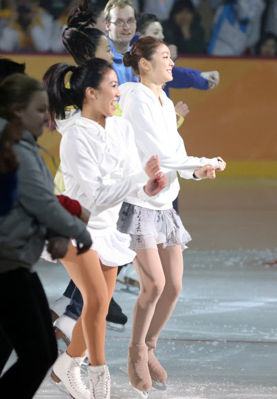 “2015년 LA서 만나요”… 평창 스페셜올림픽 폐막 지적장애인에게 새롭게 다가가는 계기를 마련했다는 평가를 받은 2013 평창 동계스페셜올림픽이 막을 내렸다. 5일 강원 평창 용평돔에서 열린 폐회식 말미에 등장한 미셸 콴(흰 옷 왼쪽)과 김연아(오른쪽)가 합동 아이스댄스를 선보인 뒤 가수 싸이의 ‘강남 스타일’에 맞춰 말춤을 추고 있다. 둘의 뒤로 장애인 피겨스케이터들이 보인다. 평창 연합뉴스