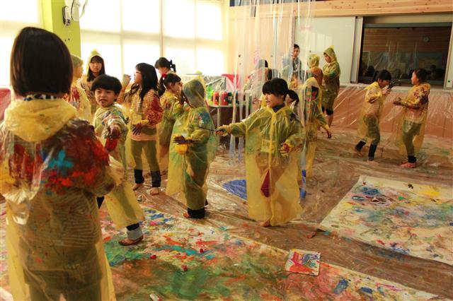지난 1월 31일 경기 포천시 관인초등학교에서 열린 현대차정몽구재단의 다빈치교실에 참가한 관인초 학생들이 손과 발 등 몸으로 그림을 그리며 즐거운 시간을 보내고 있다. 현대차정몽구재단 제공