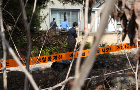 건설업자 윤모(52)씨의 ‘성 접대 의혹’ 사건을 수사 중인 경찰이 31일 강원도 원주 인근 윤씨의 별장에 대한 대대적인 압수수색을 벌이고 있다. 연합뉴스