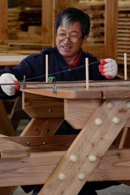 강원도 동해시 산림조합중앙회 동부목재유통센터에서 귀농 희망자가 전원주택을 짓기위한 목재를 가공하는 연습을 하고 있다.