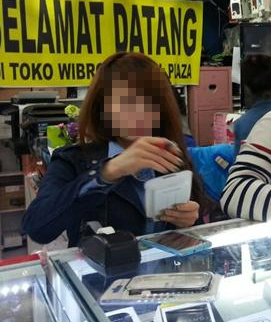 3일 경기 안산의 한 휴대전화 매장에서 판매원으로 일하고 있는 응우옌. 행복한 결혼 생활을 꿈꾸며 한국 땅을 밟았지만 계속되는 남편의 폭력에 가출을 선택했다.