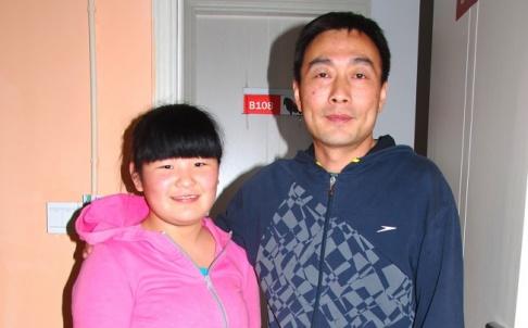 12일로 5주기를 맞은 중국 쓰촨대지진 때 다리를 절단한 뒤에도 수영 선수로 활약 중인 장춘메이(왼쪽)와 코치의 모습. 장춘메이는 쓰촨성 원촨현 잉슈진의 잉슈 초등학교 5학년 재학 당시 학교 건물 잔해에 깔렸다 나흘 만에 구조돼 다리 절단 수술을 받았다. 출처 사우스차이나모닝포스트