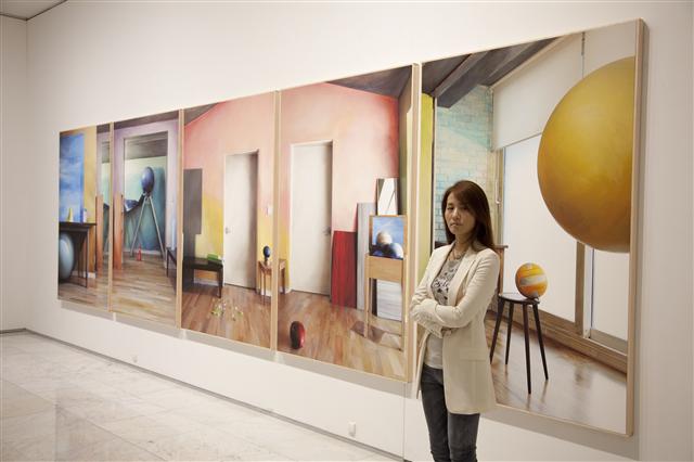 리얼리티와 환상의 괴리감을 극복한 유현미 작가. 자택 2층 응접실을 배경 삼아 회화와 사진의 경계를 오가는 작품 세계를 구현했다. 일우스페이스 제공