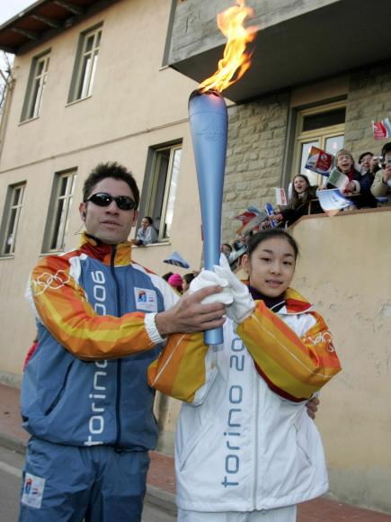 성화 봉송하는 피겨 요정
 ‘피겨요정’ 김연아(오른쪽)가 15일 이탈리아 피렌체 외곽인 라스트라 아 시냐에서 2006 토리노동계올림픽 성화를 봉송하고 있다. 연합뉴스