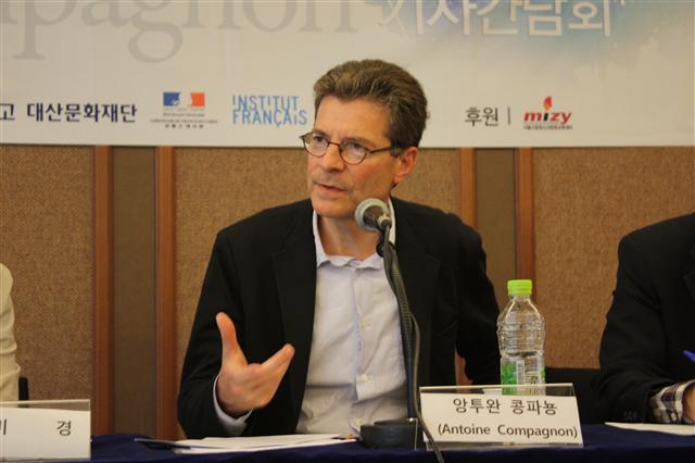 대산문화재단이 주최하는 프랑스학 학술대회 참석차 방한해 7일 기자회견을 연 앙투안 콩파뇽은 “방 한쪽 구석에서 혼자 책을 읽던 근대의 자아는 디지털 독서를 통해 달라질 것”이라고 전망했다. 대산문화재단 제공