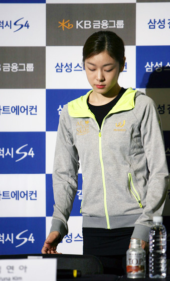 20일 잠실 올림픽공원 체조경기장에서 열린‘2013 삼성 올댓스케이트’기자회견에서 김연아 선수가 입장하고 있다. 장고봉PD goboy@seoul.co.kr