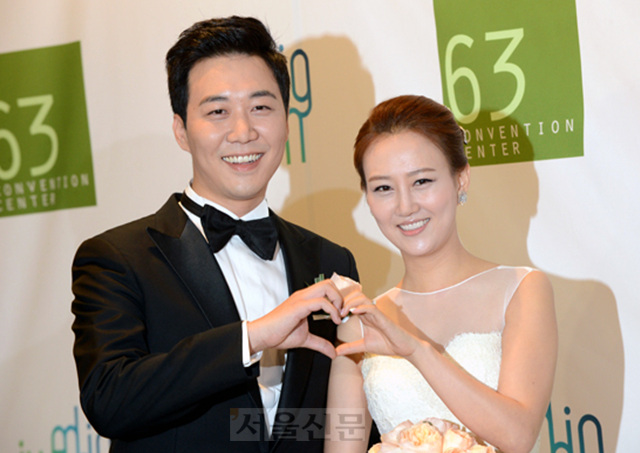 28일 오후 1시 서울 여의도 63빌딩 그랜드볼룸홀에서 결혼식을 올리는 장윤정-도경완 커플이 예식 전 취재진에게 결혼 소감을 전하고 있다. 손진호 기자 nasturu@seoul.co.kr