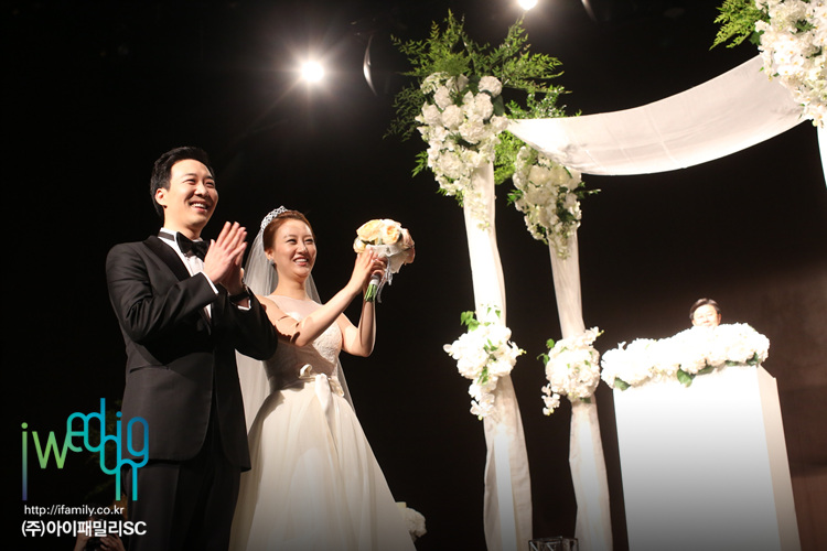 28일 여의도 63빌딩 그랜드볼룸홀에서 결혼식을 올린 장윤정,도경완 i wedding 제공