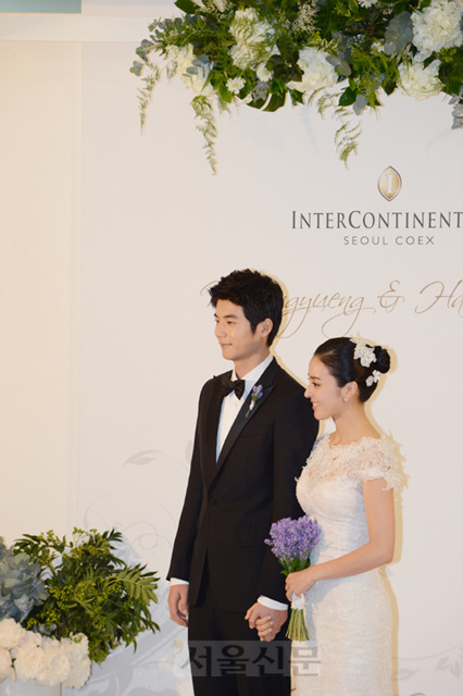 축구선수 기성용과 배우 한혜진이 1일 오후 서울 삼성동 인터컨티넨탈 서울 코엑스에서 결혼식을 앞두고 열린 기자회견에 참석해 포토타임을 갖고 있다. 손진호기자 nasturu@seoul.co.kr