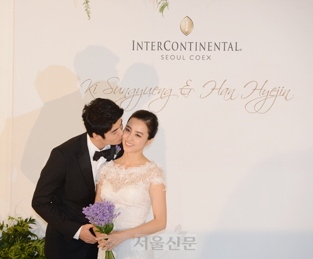 축구선수 기성용과 배우 한혜진이 1일 오후 서울 삼성동 인터컨티넨탈 서울 코엑스에서 결혼식을 앞두고 열린 기자회견에 참석해 포토타임을 갖고 있다. 손진호기자 nasturu@seoul.co.kr