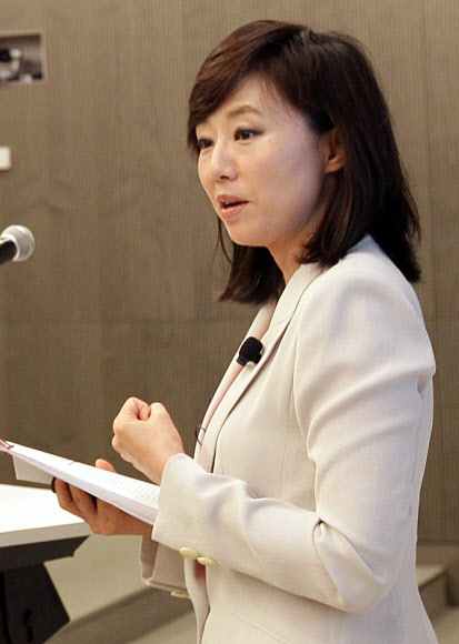 조윤선 장관, 여성인재 육성 징검다리 토크 조윤선 여성가족부 장관이 4일 오전 서울 삼성 서초사옥에서 삼성그룹 계열사 인사담당 임원 및 여성간부들과 여성인재의 중요성을 강조하고 조직 내 여성 관리자의 성장방안을 모색하는 첫 번째 징검다리 토크를 진행하고 있다. 조 장관은 여성이 관리자로 성장할 수 있도록 일·가정을 양립할 수 있는 기업문화를 조성하고 여성 근로자의 경력개발·관리를 지원하는데 기업의 적극적인 동참과 협력을 요청했다. << 여성가족부 >>