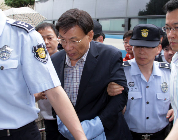 원전 관련 업체로부터 억대의 금품을 받은 혐의(뇌물수수)를 받는 김종신 전 한국수력원자력 사장(가운데)이 7일 오전 부산지법 동부지원에서 구속 전 피의자 심문(영장실질심사)을 받기 위해 출두하고 있다. 연합뉴스